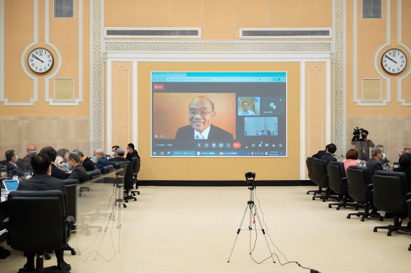 ▲蘇貞昌確診隔離中，今日視訊主持行政院會。（圖／行政院提供）