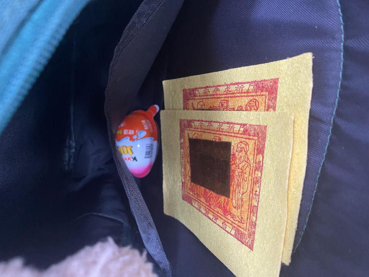 ▲老師在女童書包發現紙錢，詢問用途時女童竟回答「爸爸給我買糖的」，讓老師傻眼。（圖／翻攝自爆怨公社臉書）