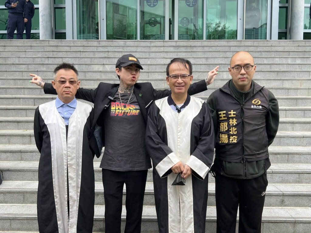 ▲歌手謝和弦與委任律師蘇煥智（圖／蘇煥智競選辦公室提供）