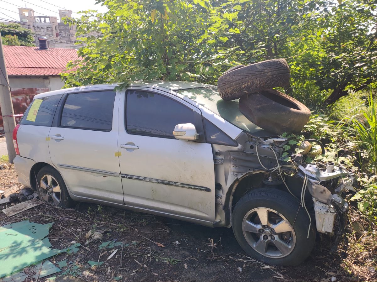 ▲廢車隨意棄置占用道路空間，申報廢滿10年汽車可領回收獎勵金(圖／環保局提供2022.10.20)