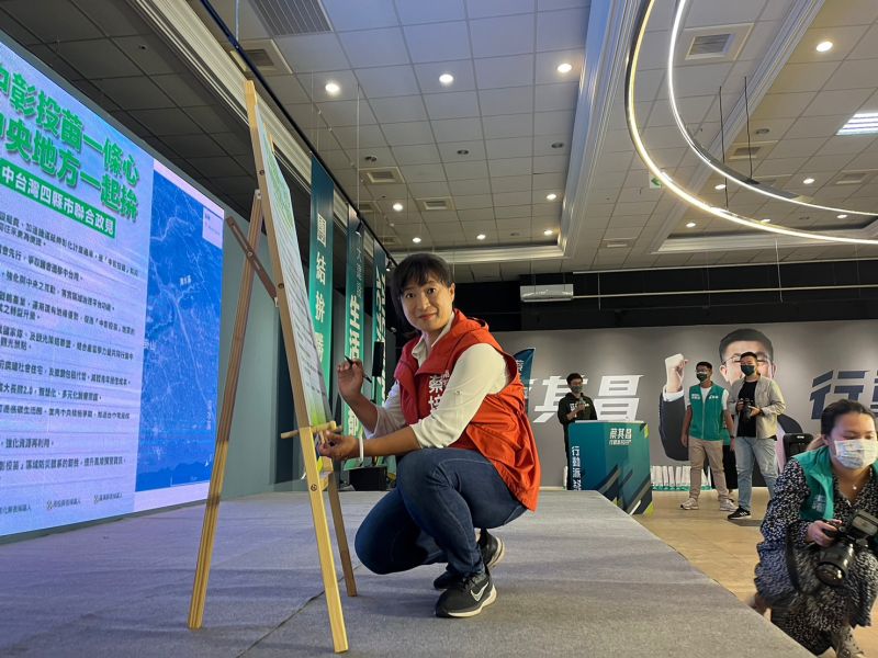 ▲蔡培慧在蔡其昌競選總部簽署中台灣4縣市10項聯合政見宣言。（圖／蔡其昌競總提供，2022.10.20）