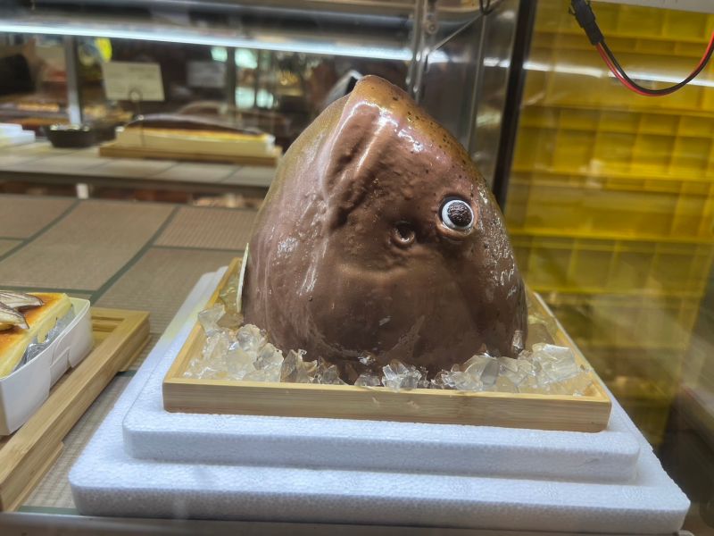 ▲普諾麵包坊之前堆出的「魚頭君」蛋糕,堪稱人氣打卡王。(圖/記者鍾怡婷攝)
