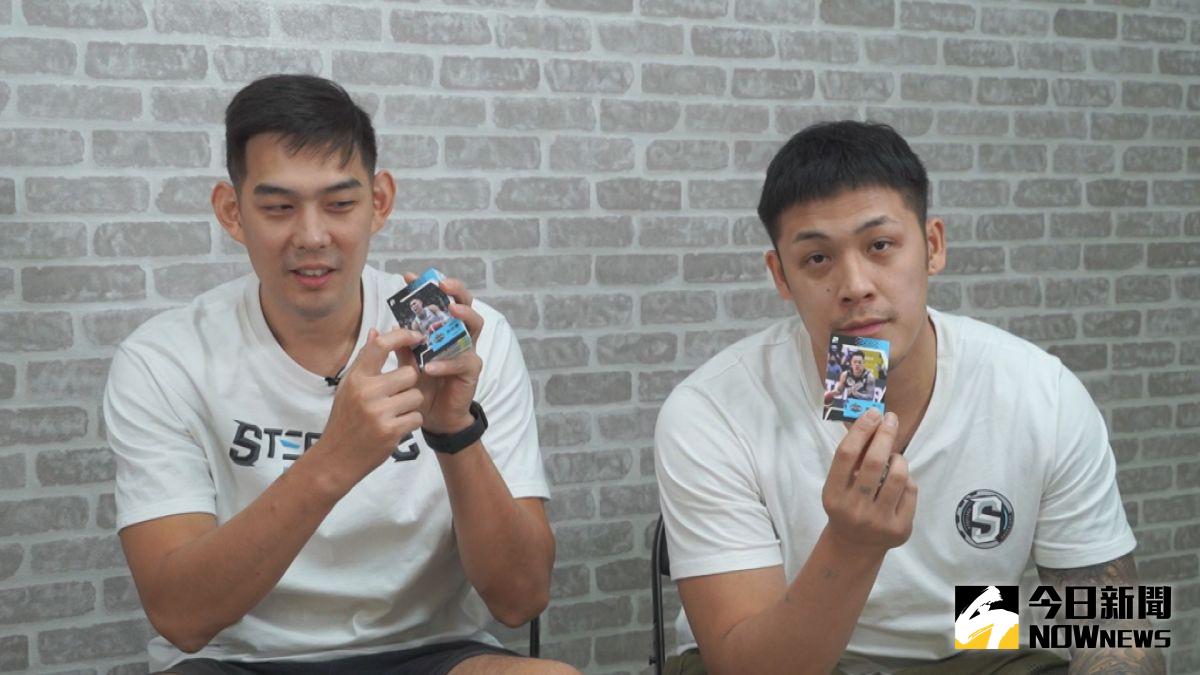 ▲周儀翔和呂政儒都如願抽到自己的卡，他們也大方捐出來送給粉絲。（圖／沈傳恩 攝）