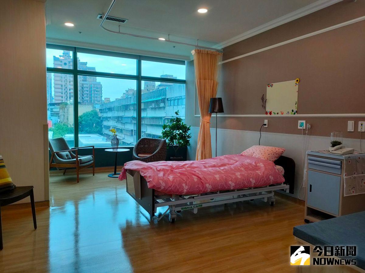 ▲全國首家跨部會公辦公營的「南港綜合長照機構」於今（20）日正式揭牌，規劃71床住宿型長照、2床隔離病床，以及16床日照服務。（圖／記者許若茵攝，2022.10.20）