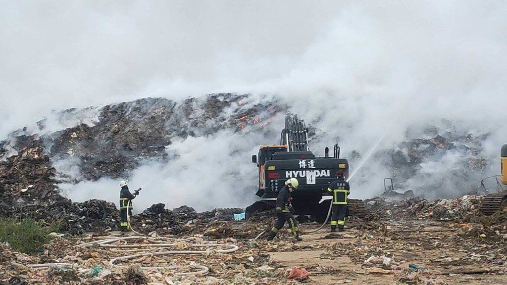 ▲苗栗縣通霄鎮烏眉垃圾掩埋場19日凌晨不明原因自燃持續悶燒，飄散的濃煙臭味讓實在難聞，消防隊20日指出，因現場堆積大量廢棄物，已配合機具開挖、射水，預計3天才能完全撲滅。（圖／民眾提供）