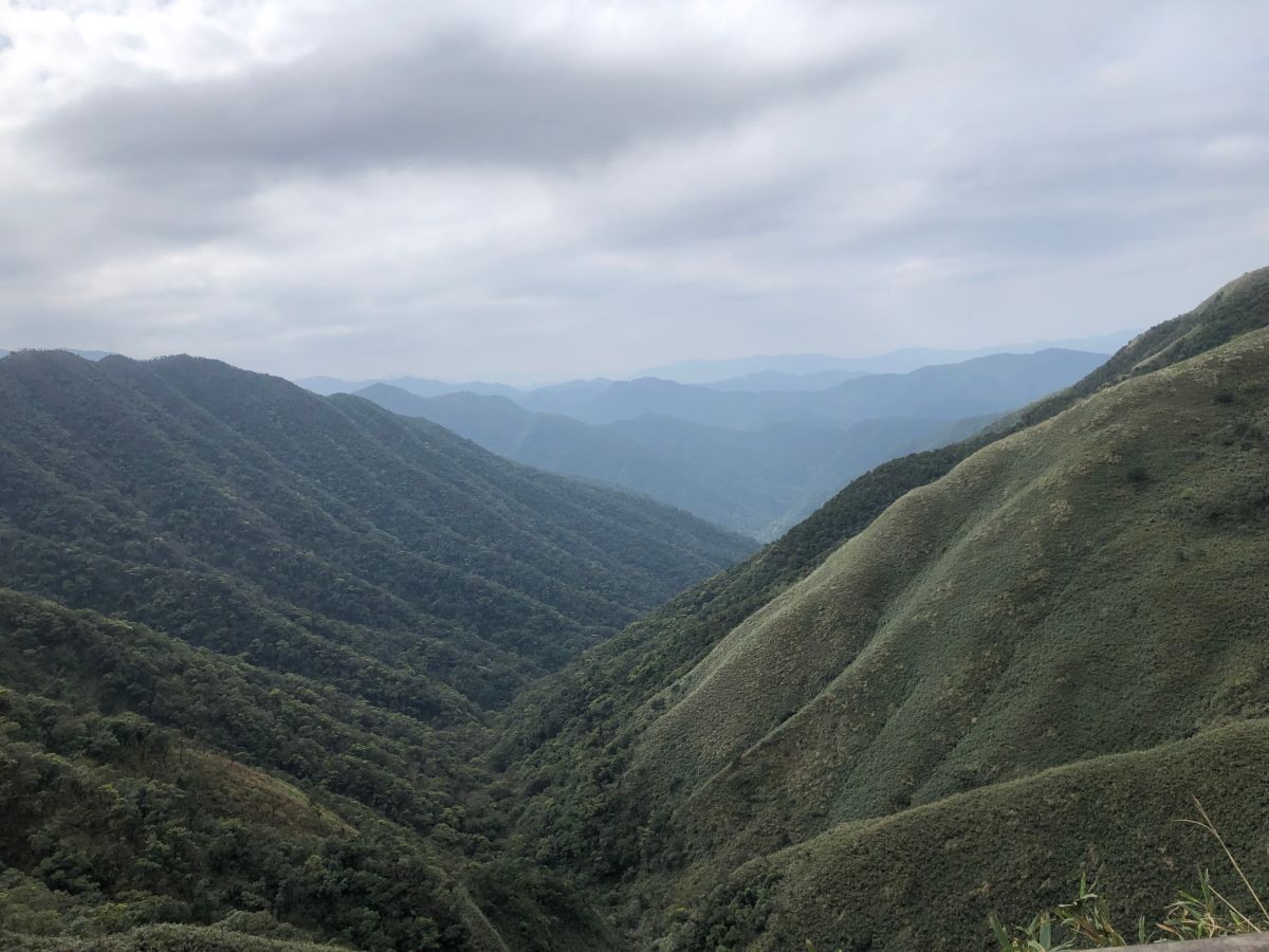 ▲明（21）日各地仍為多雲到晴的好天氣，且氣溫又會再略微回升1~2度，不過明晚開始，熱帶性低氣壓（TD26）將開始引進水氣，為迎風面帶來降雨。（圖／記者張志浩攝）