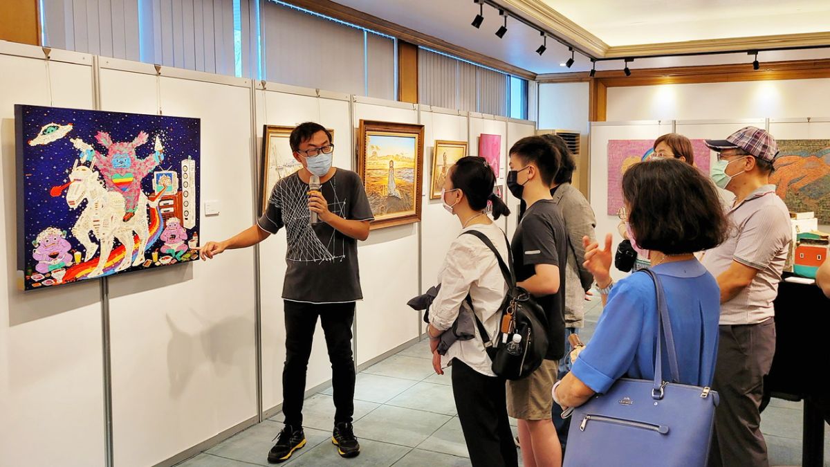 ▲《與球同行‧藝湛登峯》藝術家聯展，在高雄球場二樓舉行。（圖／新願藝術提供）