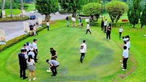 ▲青年藝術家與高球年輕選手在高雄球場小果嶺，進行高爾夫球及畫作創作遊戲競賽。（圖／新願藝術提供）