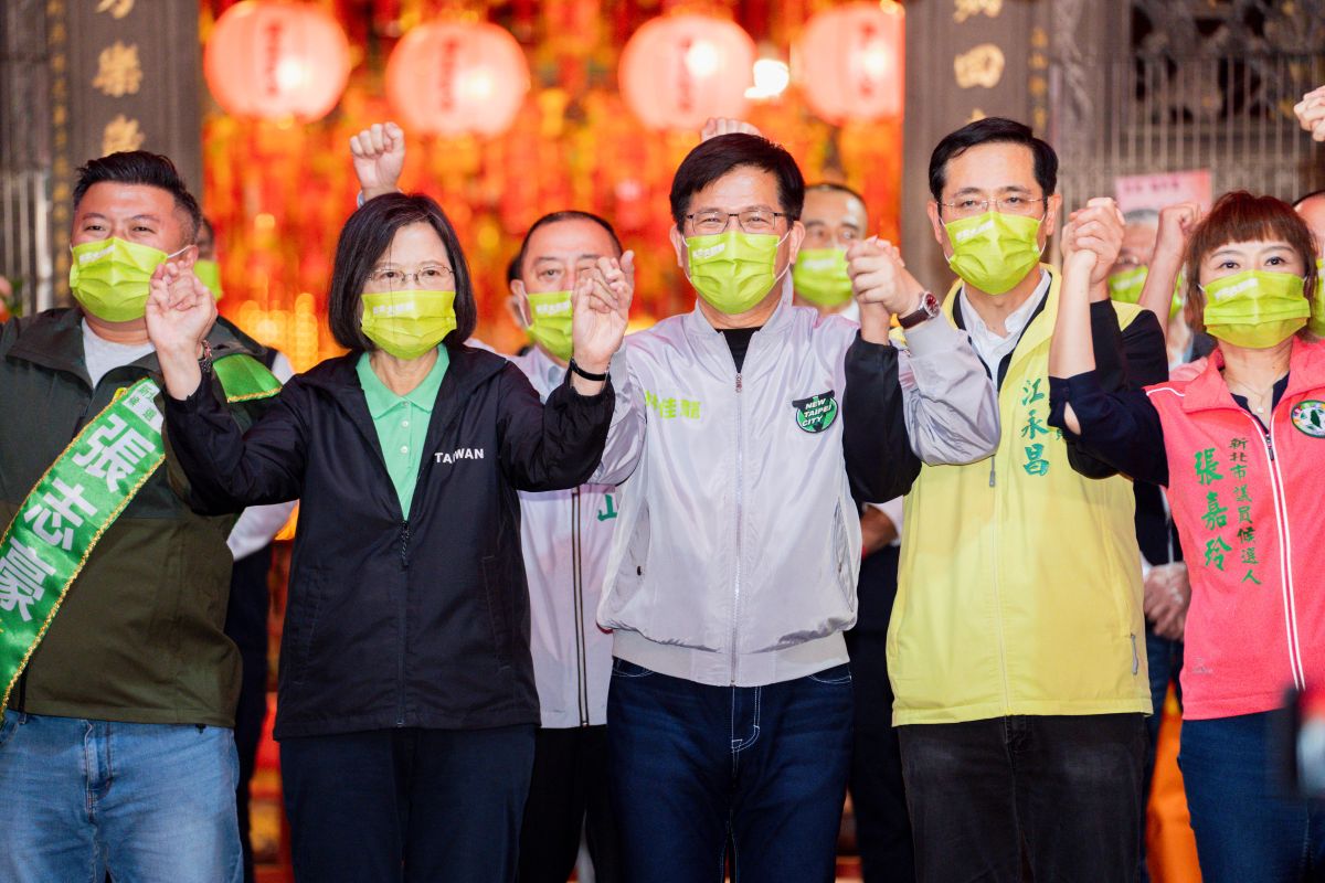 ▲總統蔡英文第10度到新北為林佳龍站台力挺，到中和福和宮參香，推薦林佳龍是會協調、有執行力、會做事的人。（圖 ／林佳龍競選辦公室提供）