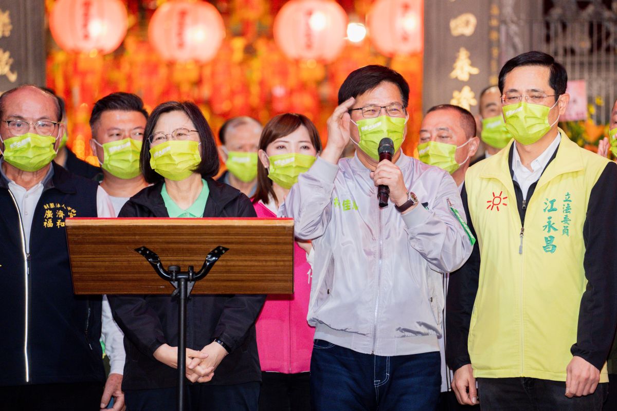 ▲林佳龍合體總統蔡英文到中和福和宮參香，致詞時提到四項福利加三「張」好牌，讓中和大翻新。（圖 ／林佳龍競選辦公室提供）