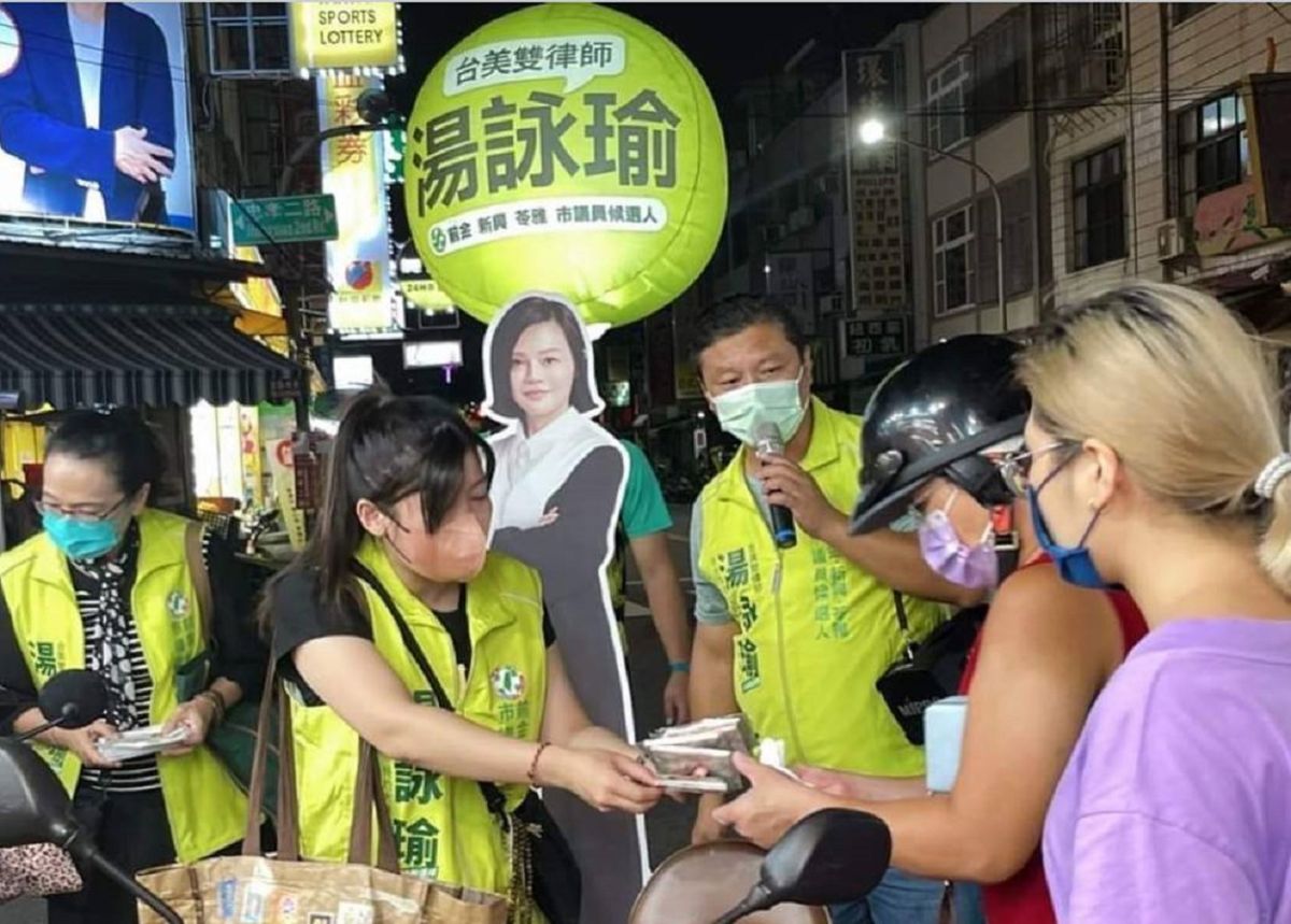 ▲高雄市第八選區市議員候選人湯詠瑜確診，正氣里里長沈玉玲與其團隊帶著她的「搶救人形立牌」前往苓雅區忠孝夜市拜票。(圖／截自湯詠瑜臉書)