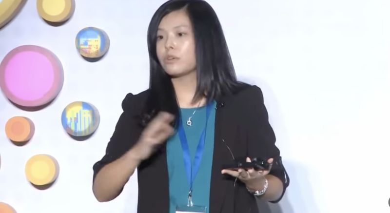 ▲網友翻出資策會YouTube頻道,有高虹安代表「科智企業」上台介紹的影片。(圖/資策會YouTube)