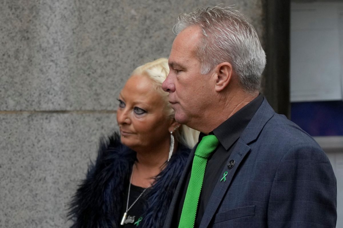 ▲美國外交人員之妻薩庫拉斯2019年在英格蘭南部的美國空軍基地附近逆向行駛，撞斃19歲英國機車騎士鄧恩，現在終於認罪。圖為受害者家屬。（圖／美聯社／達志影像）