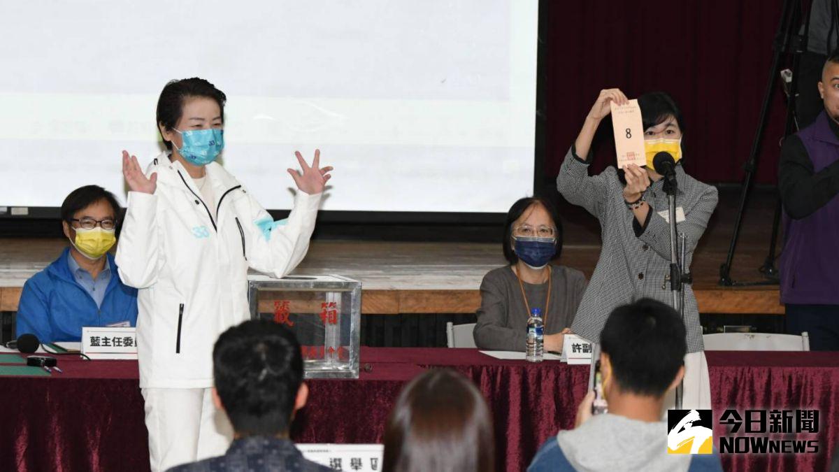 ▲台北市選委會21日上午進行市長及議員候選人號次抽籤，其中無黨籍候選人黃珊珊抽中8號。（圖／記者林調遜攝，2022.10.21）