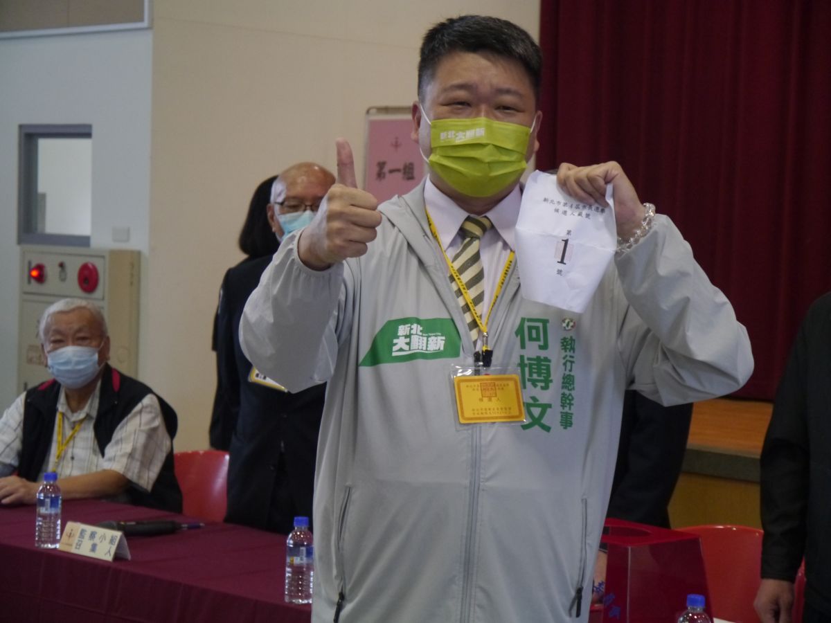 ▲代表林佳龍出席抽籤的競辦發言人何博文抽出一號，「新北一定贏，林佳龍凍蒜」。（圖 ／記者吳嘉億攝，2022.10.21）