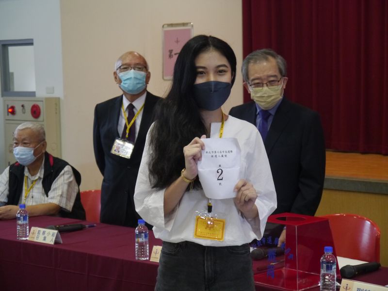 ▲代表侯友宜抽籤的選辦實習生陳皓寧抽出二號,喊出「侯我為你,侯侯做代誌」。(圖 /記者吳嘉億攝,2022.10.21)