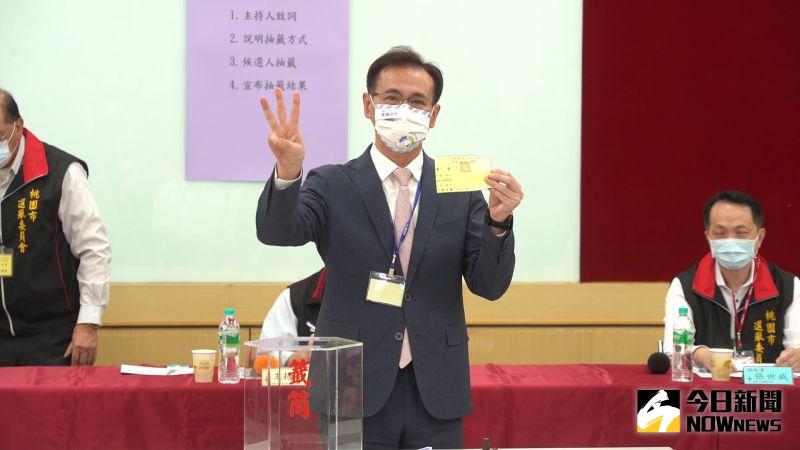 ▲鄭運鵬抽到3號,喊出「運鵬當市長,市民有靠山」。(圖/記者李春台攝,2022.10.21)