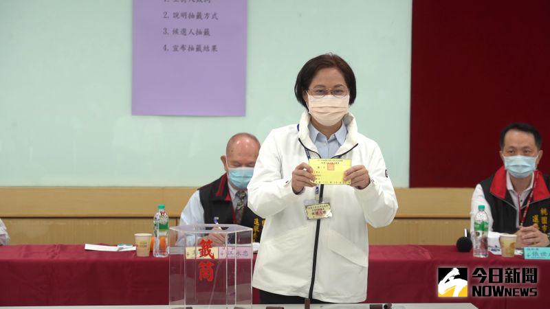 ▲抽到2號的賴香伶喊「2話不說、勇敢發聲」。(圖/記者李春台攝,2022.10.21)