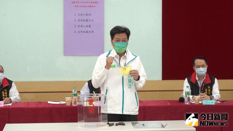 ▲抽到4號的鄭寶清說「四平八穩、市民跟著寶清走,建設桃園好生活」。(圖/記者李春台攝,2022.10.21)