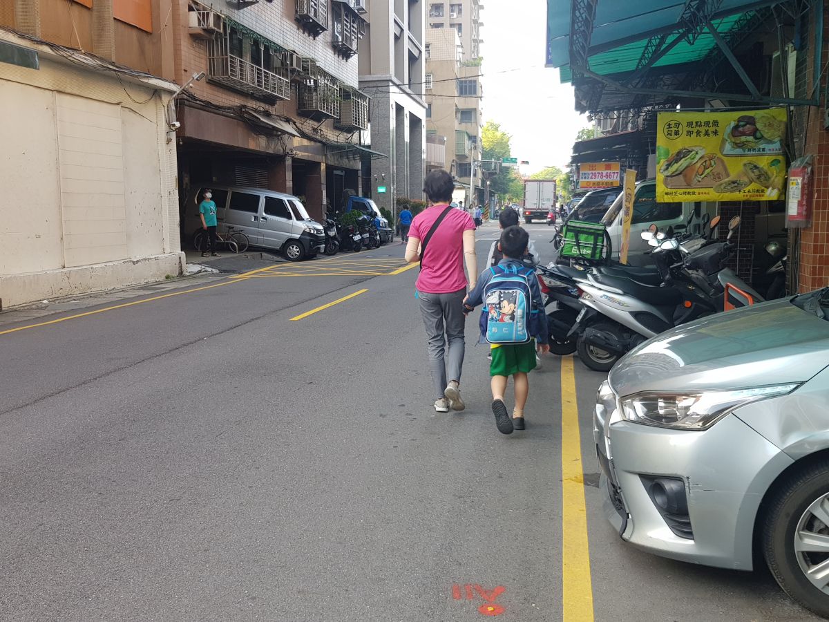 ▲靖娟基金會今（21）日公布六都通學環境調查，並實地勘查到新北市光興國小行人被迫繞至道路行走，通學環境不佳。（圖／靖娟基金會提供）