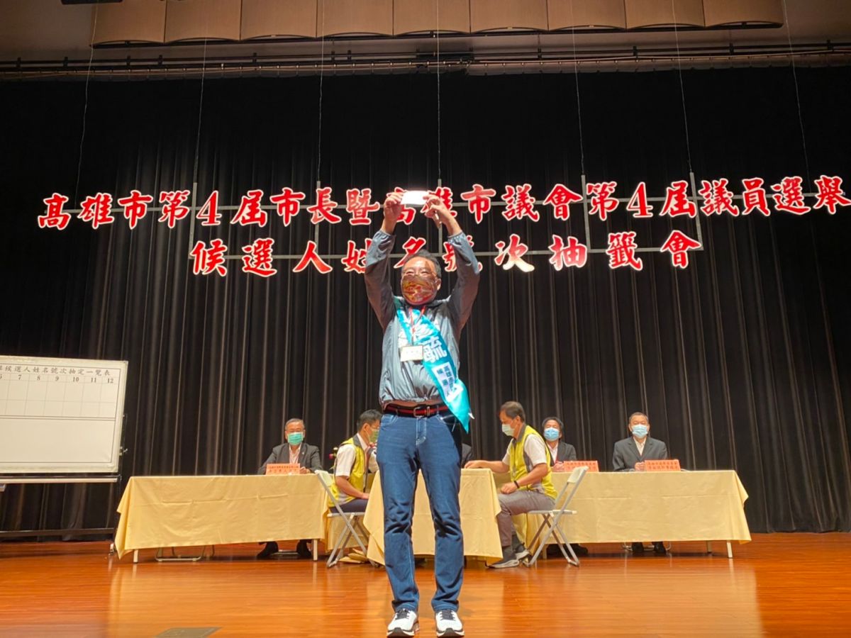 ▲高雄第十選區(前鎮、小港區市議員候選人黃彥毓抽中10號，並以「10年磨一劍，票投黃彥毓」增加選民印象。(圖／黃彥毓競選辦公室提供)