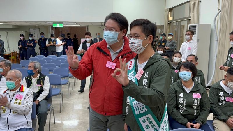 ▲蔡適應在基隆市長林右昌陪同下抽到3號,支持者大聲喊出「3號、3號、基隆尚好!」。(圖 /蔡適應選舉辦公室提供)