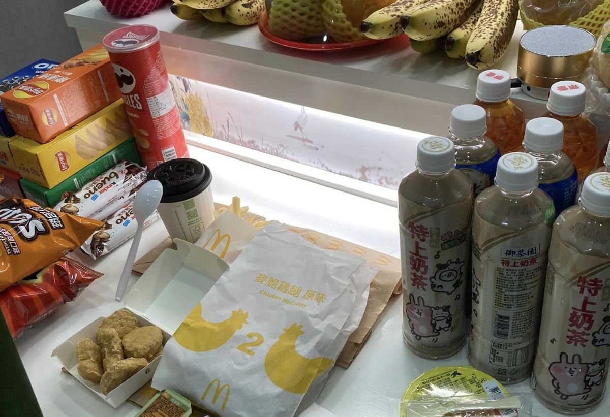 ▲父親替小孩辦告別式，由於孩子生前最愛吃麥當勞，特別拜託店家幫忙，一早就提供炸雞薯條帶去現場祭拜。（圖／翻攝自爆廢公社公開版臉書）