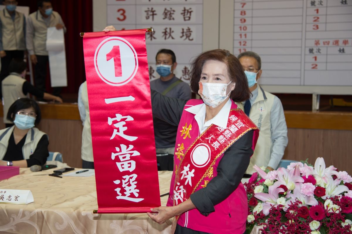 ▲林姿妙抽到1號，現場取出「一定當選」捲軸，高喊「一定當選」。（圖 ／翻攝林姿妙臉書）