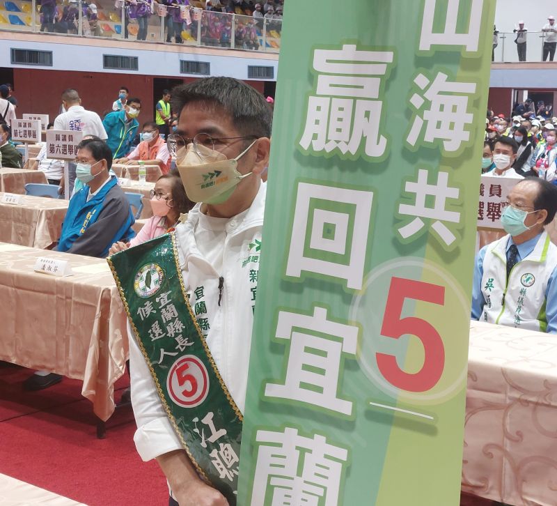 ▲江聰淵抽中5號,表示提出「山海共舞新經濟」,5號符合自己的政見訴求。(圖 /江聰淵競選總部提供)