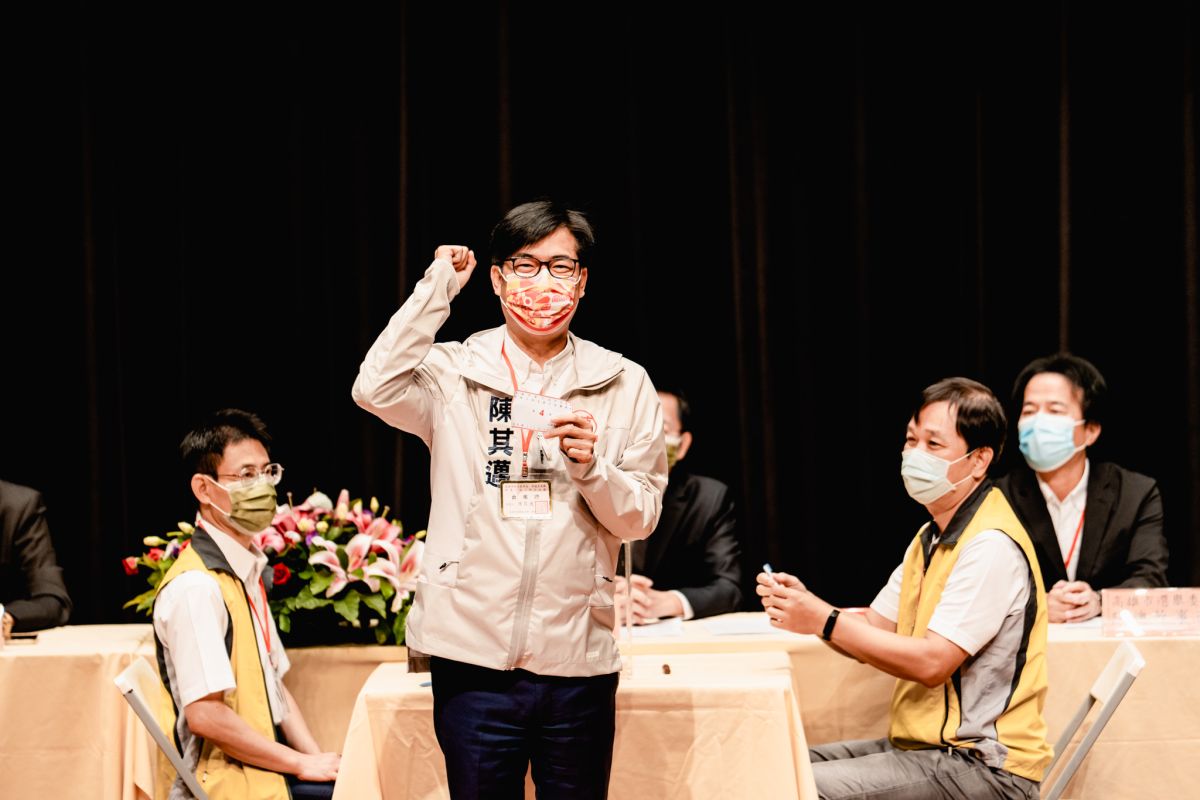 ▲今（21）日高雄12個醫界公會出面表態，肯定高雄市長陳其邁在公衛與人民健康上貢獻。（圖／陳其邁競辦提供）