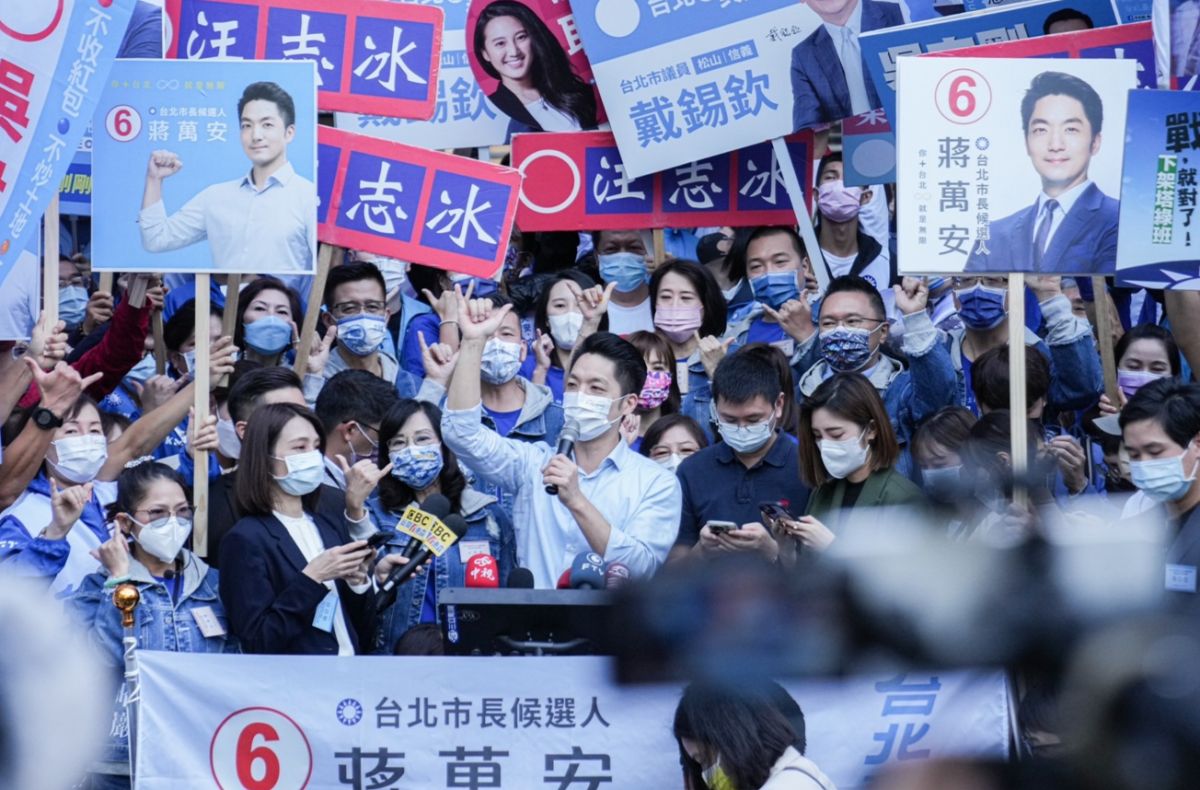 ▲蔣萬安今赴選委會抽號次，陣容龐大。（圖／蔣萬安辦公室提供）