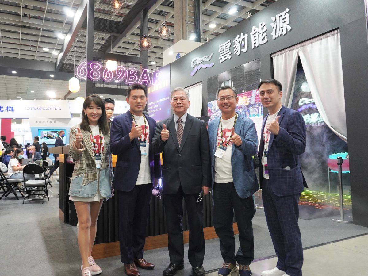 ▲行政院副院長沈榮津（中）蒞臨台灣國際智慧能源週，參觀雲豹能源攤位，與雲豹能源董事長賴勁麟（右二）等經營團隊合影。（圖／品牌提供）