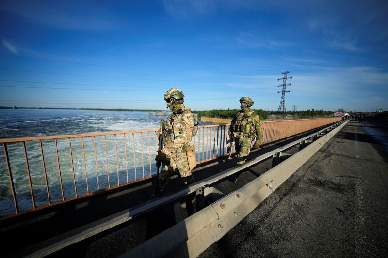 ▲烏克蘭總統澤倫斯基指控俄羅斯計劃在烏國南部赫松（Kherson）地區，由俄軍控制的水力發電廠水壩布雷。（圖／美聯社／達志影像）