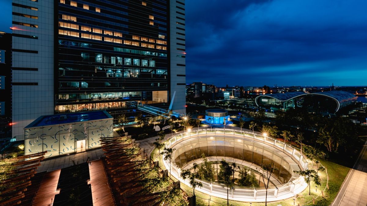 ▲藉由點亮「新灣花園」將氛圍從白天的悠然氣息延續到夜間的優雅靜謐。（圖／高市圖提供）