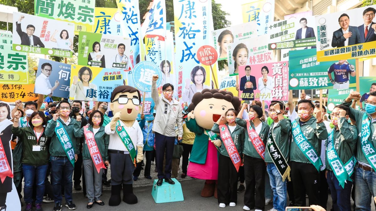 ▲高雄市「邁向過半大聯盟」再次合體，與現任議員康裕成等多位綠營現任議員及「陳小菊」與「陳小邁」布偶聚首，其中，陳小邁的本尊市長陳其邁也特別現身力挺。（圖／邁向過半大聯盟提供）