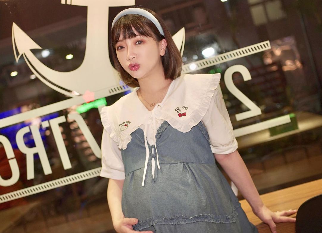 ▲女藝人玉兔（鄭如吟）今（21）日凌晨在IG上傳一張疑似X光照的全身照，照片還能清楚看見肚中胎兒的模樣，讓網友質疑「孕期可使用X光嗎」。（圖／翻攝自玉兔臉書）