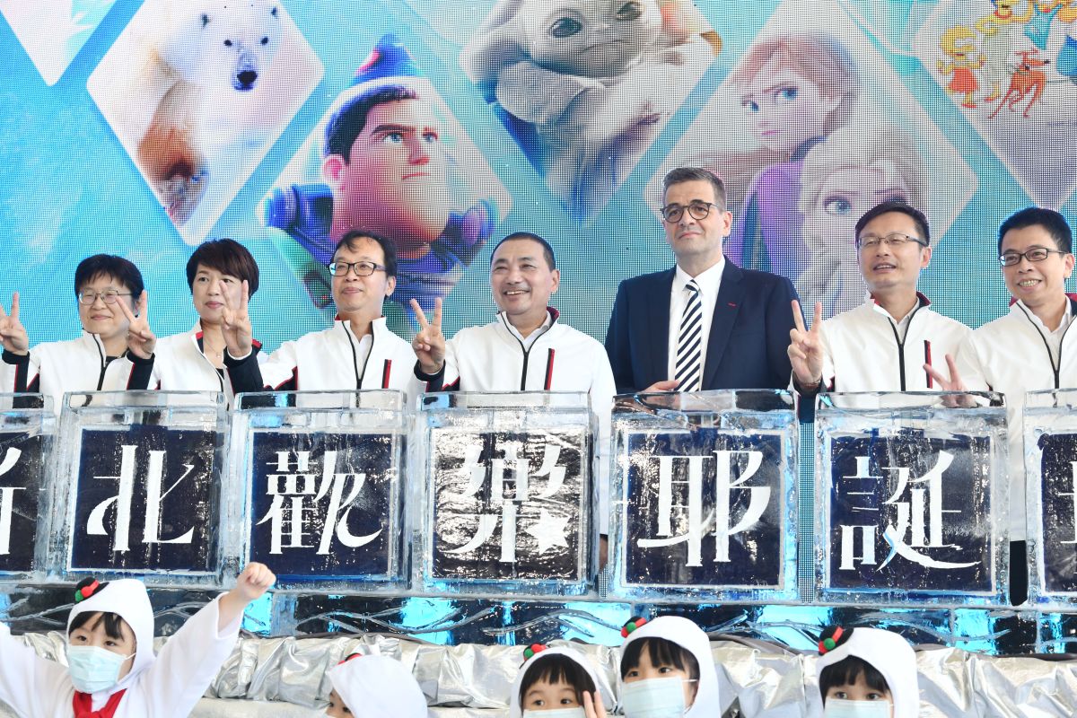 ▲侯友宜與德國駐台經濟辦事處代表Axel Limberg一同出席「2022新北歡樂耶誕城」記者會，回應耶誕城是新北市的光榮。（圖 ／記者吳嘉億2022.10.21）