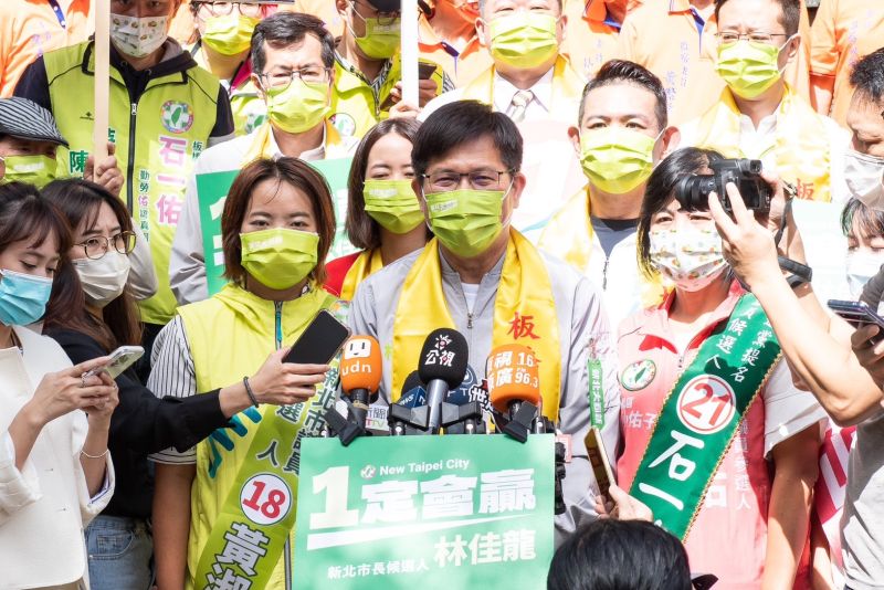 ▲林佳龍到板橋深丘福德宮參香,受訪指出要推動新北成為盛會城市。(圖 /林佳龍競選辦公室提供)