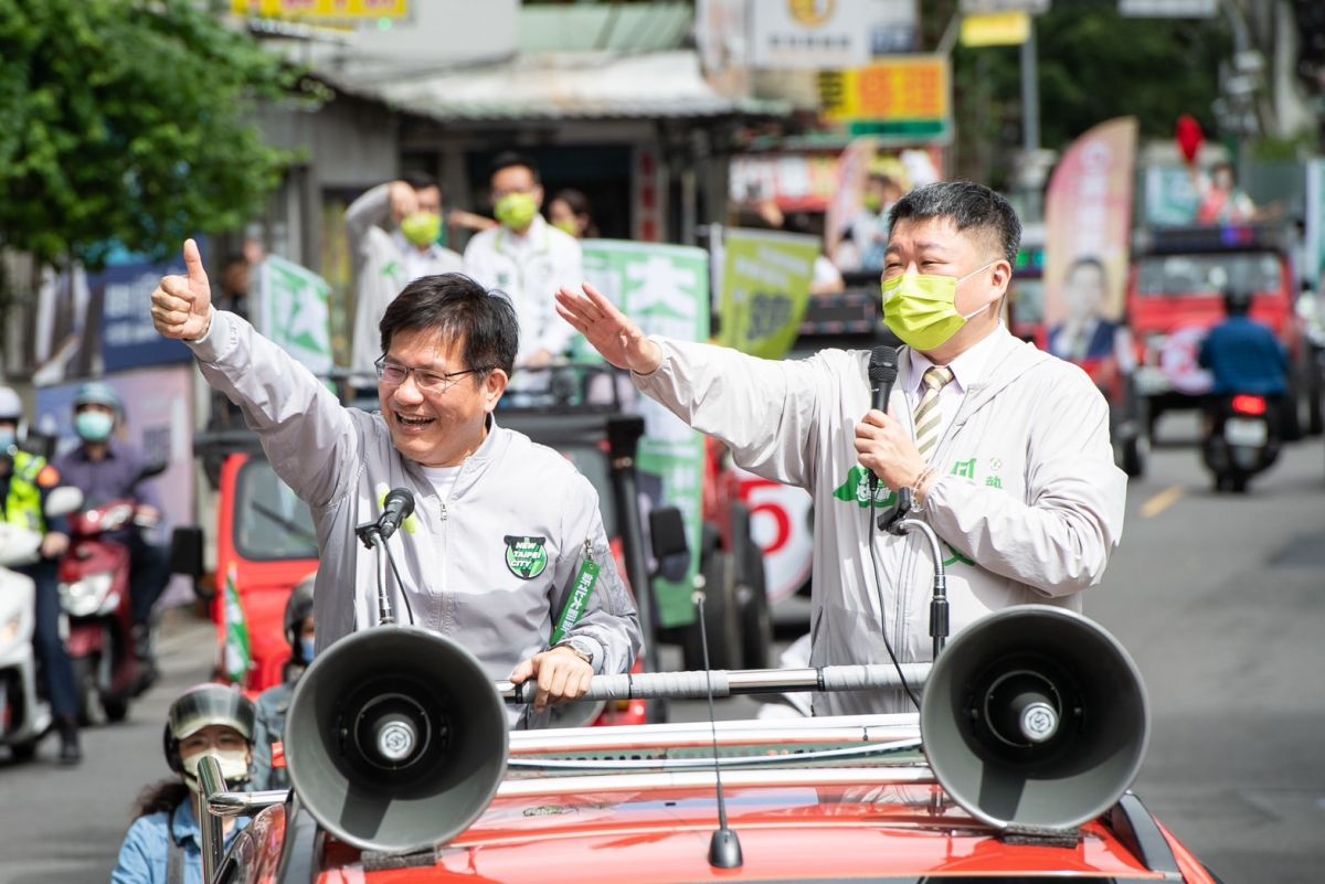 ▲林佳龍抽到號次1號後，登上吉普車展開板橋市區車隊掃街行程。（圖 ／林佳龍競選辦公室提供）