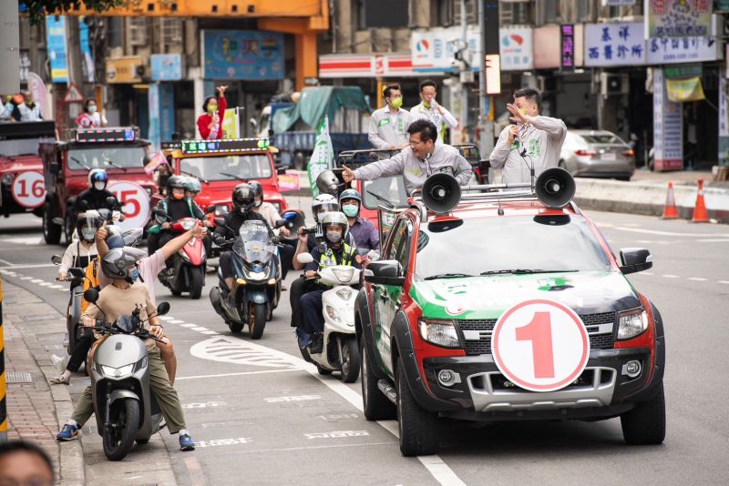 ▲林佳龍抽到號次1號後,登上吉普車展開板橋市區車隊掃街行程。(圖 /林佳龍競選辦公室提供)