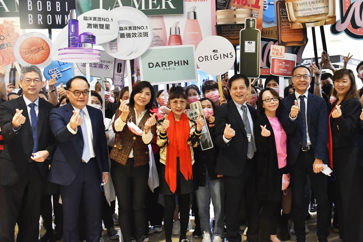 ▲板橋大遠百週年慶20日火熱開跑，現場由遠東百貨徐雪芳總經理（左4）攜手各大品牌重量。（圖／品牌提供）