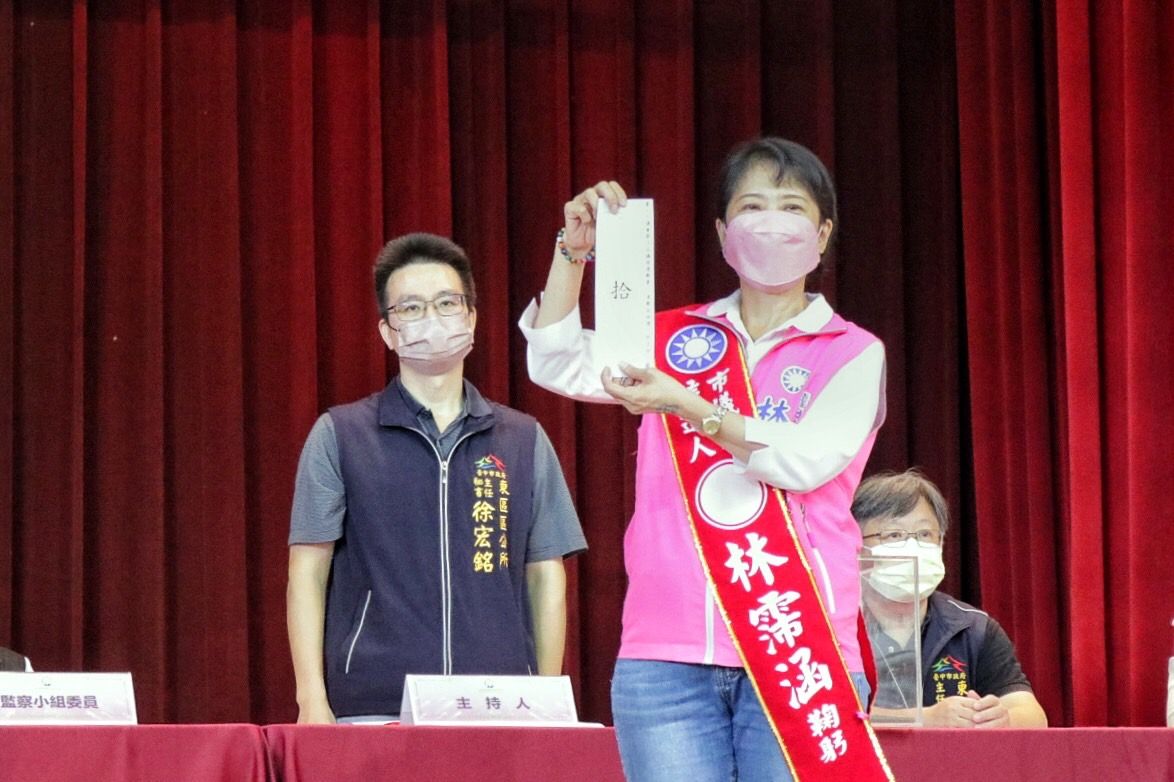 ▲台中市東南區議員候選人林霈涵抽中10 號，與支持者一起高喊「十全十美，前進議會」。（圖／林霈涵競總提供）