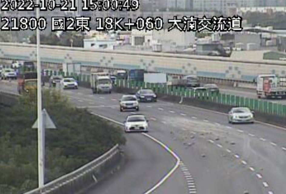 ▲國道2號東向八德出口，今天（21日）下午突然出現大片砂石。（圖／國道監視器）