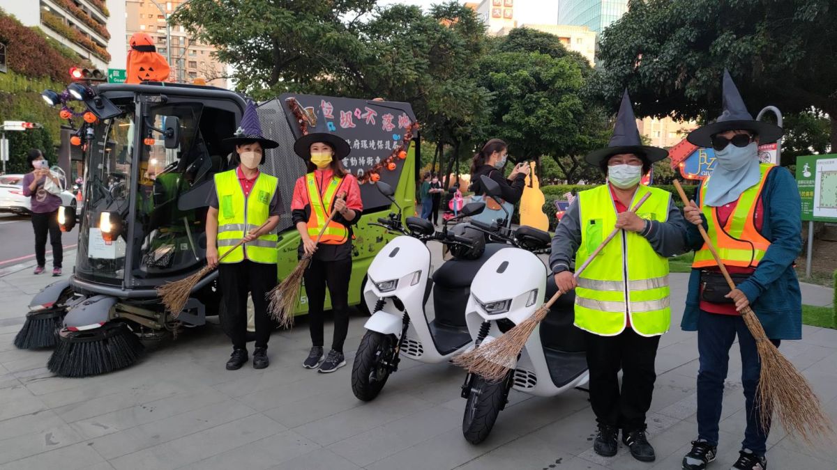 ▲台中市環保局中西區清潔隊駕駛萬聖節裝扮的電動掃街車出勤(圖／柳榮俊攝2022.10.20)