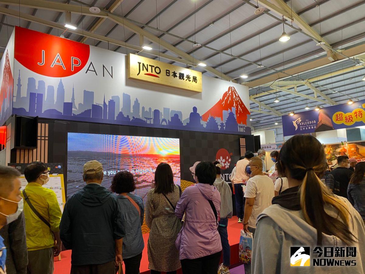 ▲國境解封，包括日本觀光局等境外單位搶商機，紛紛在台中國際旅展設攤行銷旅遊資訊。（圖／記者金武鳳攝，2022.10.21)