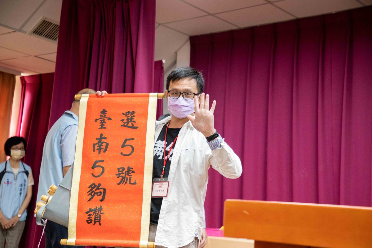 ▲台南市長黃偉哲由台南青農代為抽中5號號次（圖／黃偉哲團隊提供）