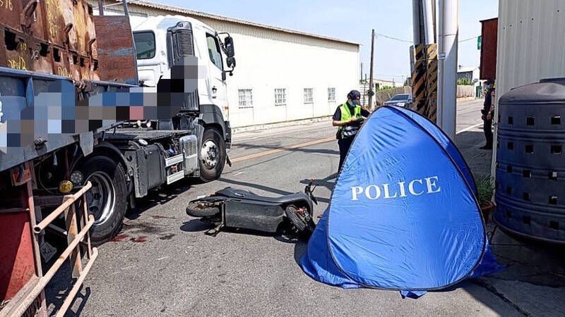 疑視線死角！高雄曳引車轉彎撞電動車　釀7旬婦遭輾斃亡
