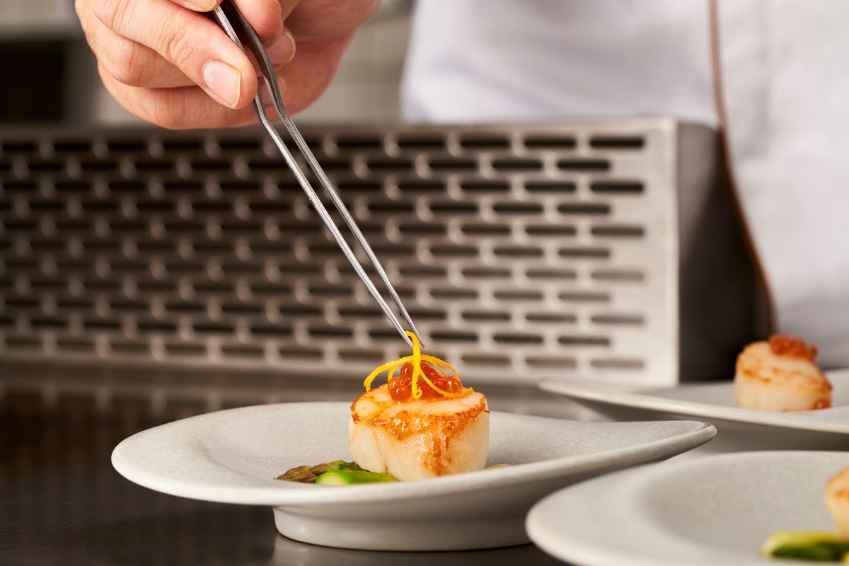 ▲「樂葵法式鐵板燒」高貴不貴，1380元可以吃到牛排、廣島蠔及干貝等七大頂級食材。（圖／業者提供）