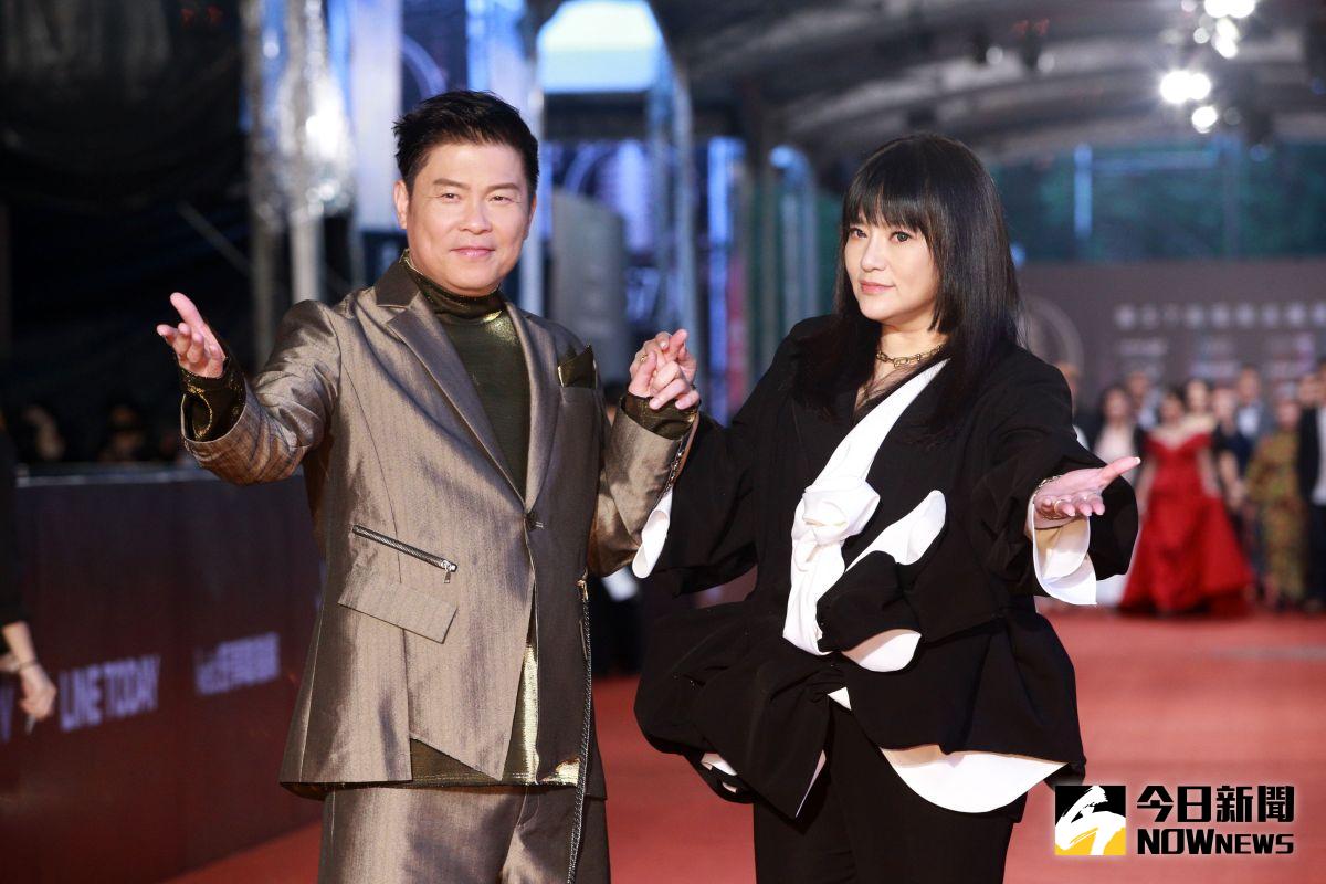 ▲典禮主持人曾國城（左）、唐綺陽踏上紅毯。（圖／NOWnews攝影中心）