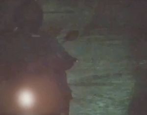 ▲15日深夜鄭女身穿雨衣,獨自騎車從宜蘭返回桃園。(圖/翻攝畫面) ▲15日深夜鄭女身穿雨衣,獨自騎車從宜蘭返回桃園。(圖/翻攝畫面)